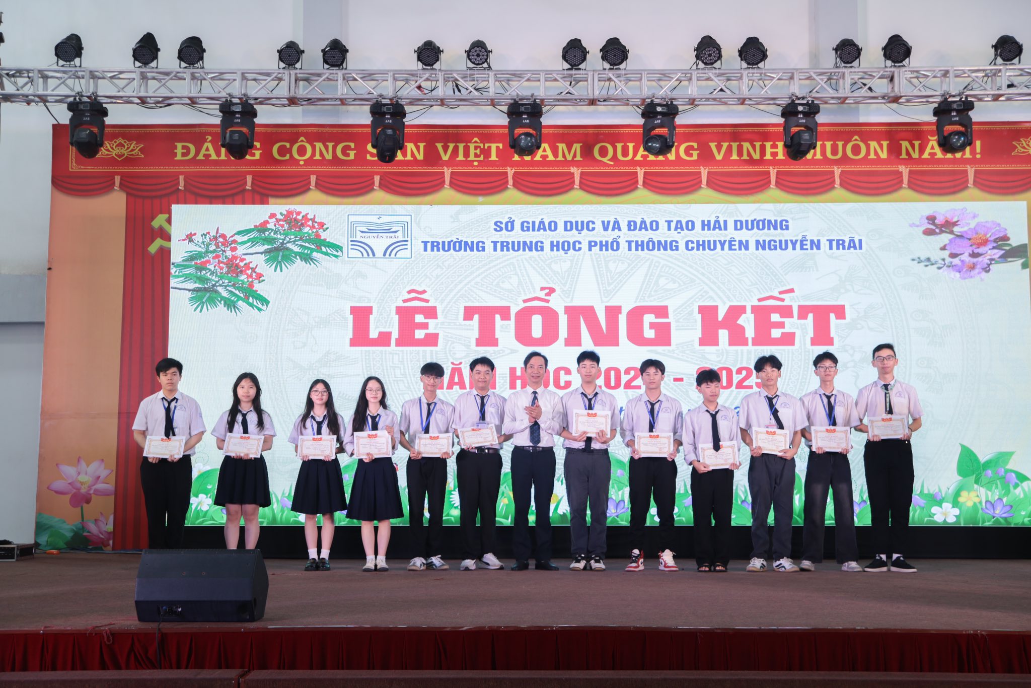 Lễ tổng kết năm học 2024 - 2025 và lễ Trưởng thành cho học sinh khối 12